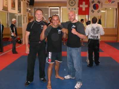 Mehmet mit Coaches Ralf und Philipp nach erfolgreichem Freefightkampf